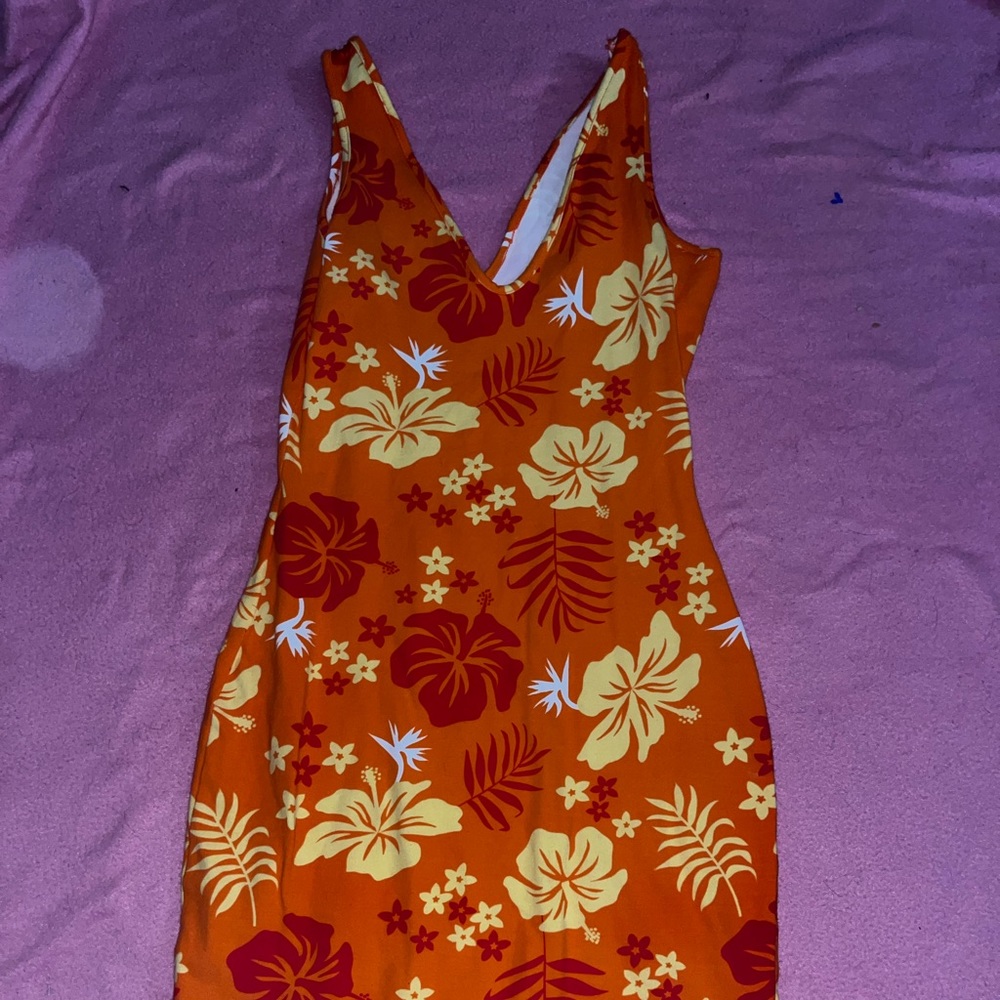 FORM FITTING HAWAIIAN PATTERNED DRESS